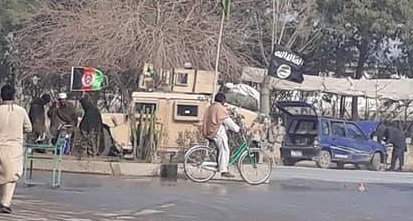 A US-made Humvee flying the flag of the Islamic State was seen driving in Jalalabad, Afghanistan.  While some suggest IS militants were escorted by security forces, others claim the Afghan National Security Forces displayed the flag after a successful operation against IS.   