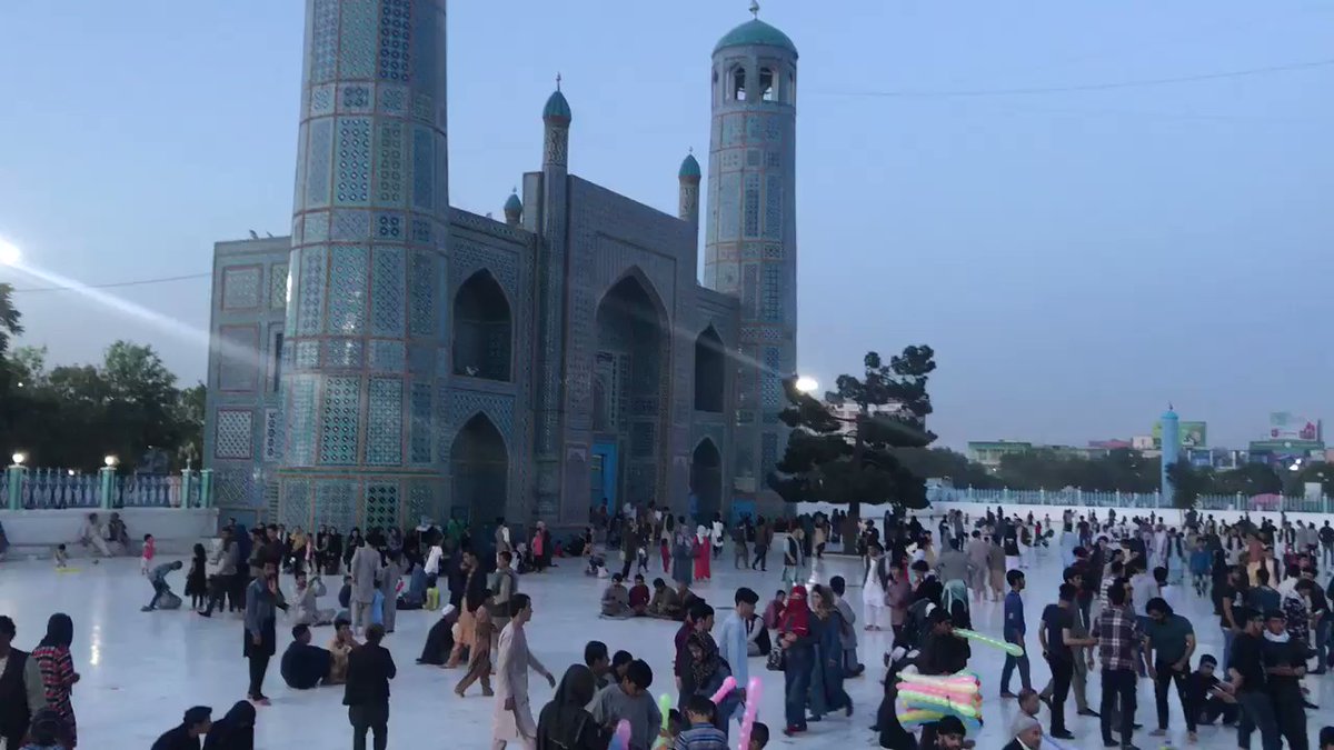 La multitud de visitantes del famoso santuario azul en Mazar-e-Sharif. Afganistán