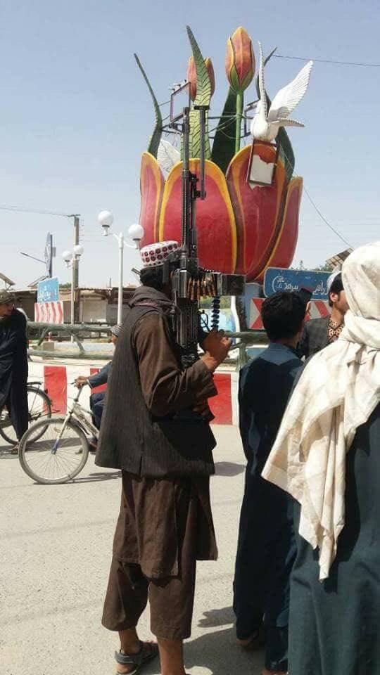 Le combattant de Taliban après la capture de l'avenue central