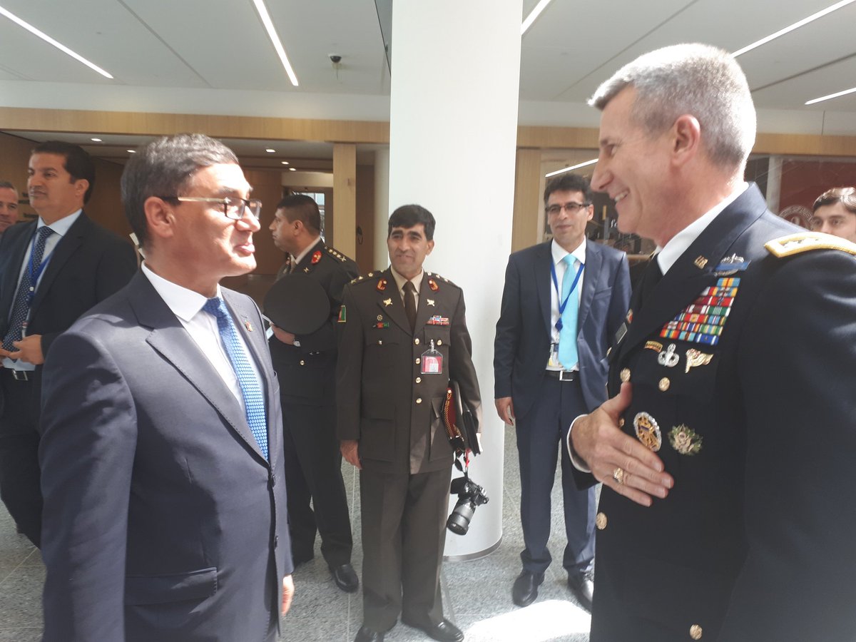 Le général John Nicholson rencontre le ministre afghan de la Défense, Bahrami, au Défi de l'OTAN