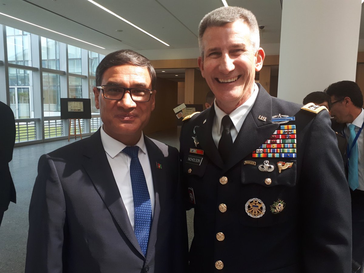 Le général John Nicholson rencontre le ministre afghan de la Défense, Bahrami, au Défi de l'OTAN