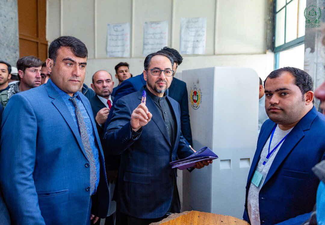 Afghansitan @afgexecutive Dr Abdullah and FM @SalahRabbani casts their votes. #AfghanistanElection2018   