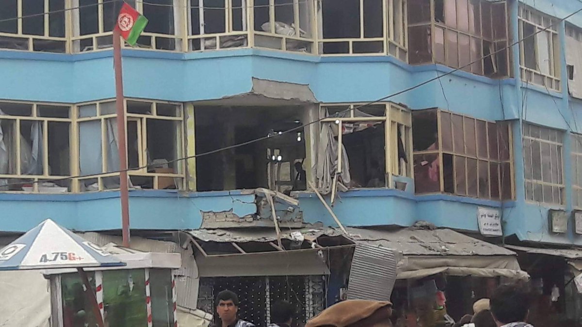 از اثر یک انفجار در یک مارکیت در شهر پلخمری مرکز بغلان یک داکتر کشته شده و ۱۳ تن دیگر به شمول دو زن و دو کودک زخم برداشته اند. ریاست صحت عامه بغلان وضعیت صحی زخمی شده‌گان این رویداد را خوب گفته است. گفته می‌شود که تاکنون نوعیت این انفجار معلوم نیست.   