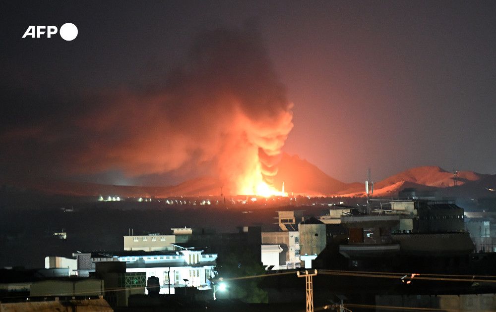 Airsterf in Kandahar, stad in Afghanistan waar de leider van de Taliban woont, volgens getuige. Pakistaanse minister van informatie meldt dat zijn troepen 10 doelwitten in Afghanistan hebben aangevallen - zonder details te geven.